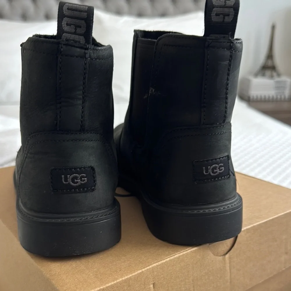 UGG Men's Black Chelsea Leather Boots